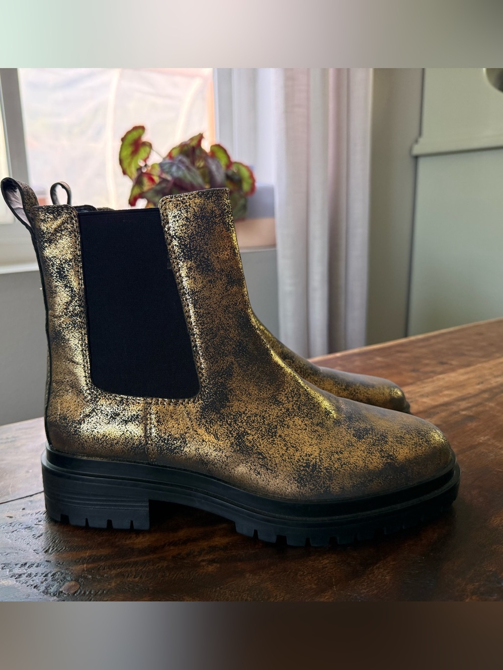 Lauren RALPH LAUREN Corinne
Boot Gold Black Suede Leather
Pull-On Chelsea Bootie